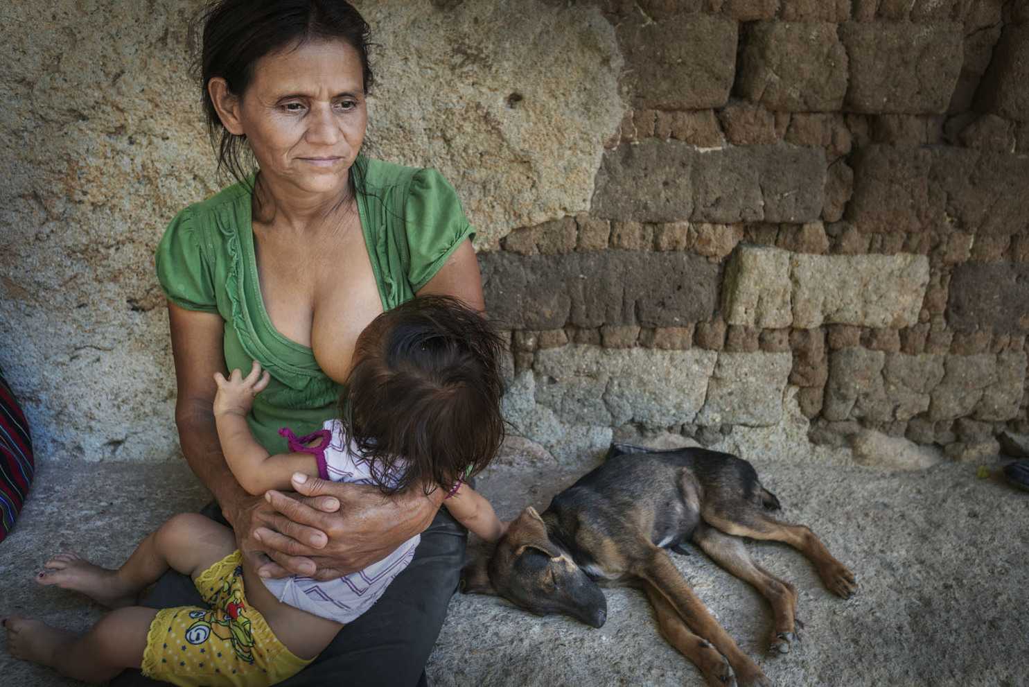 rosalina dominguez sentada cargando a su hija