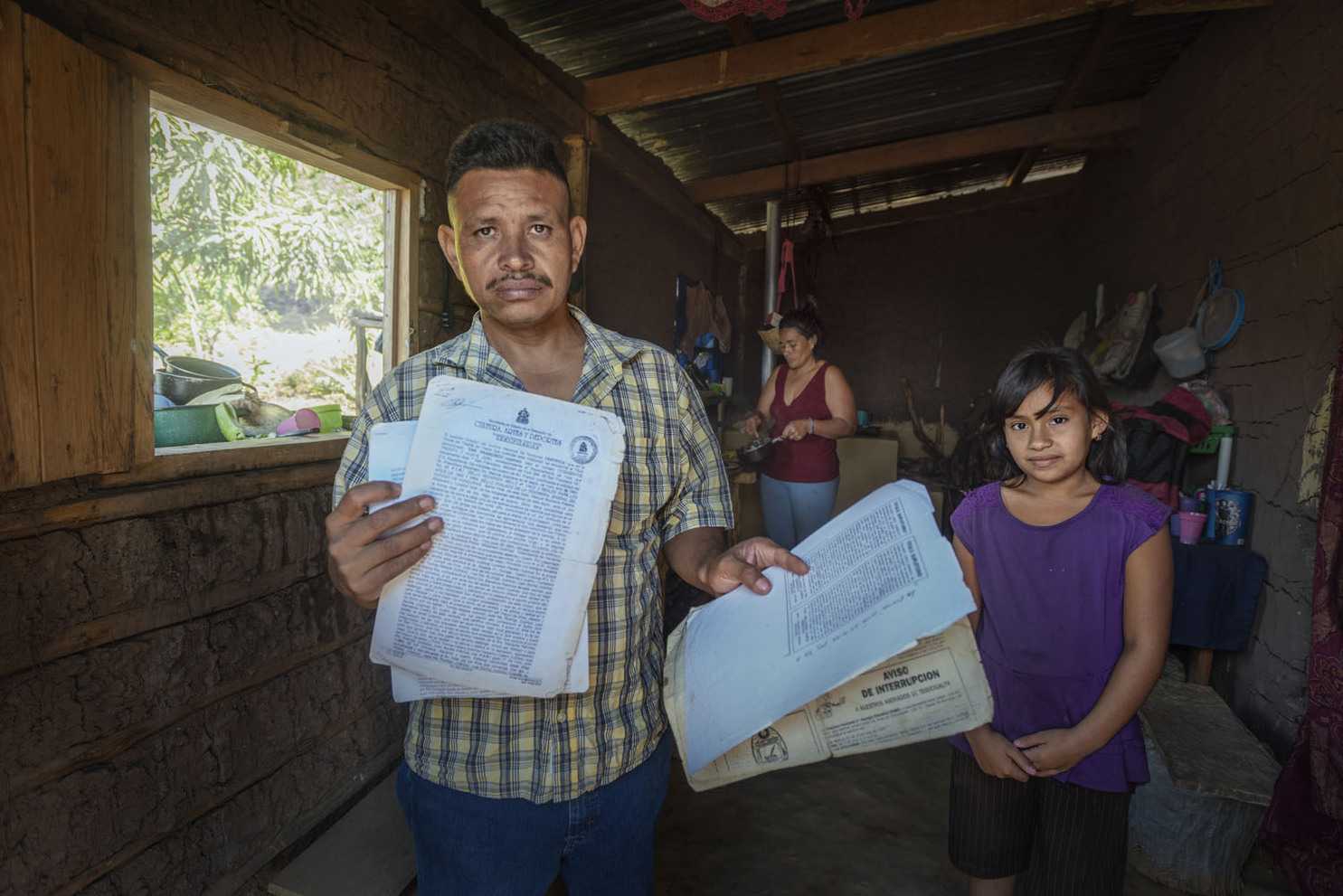 Ramón Santiago Matute Ávila con su familia mostrando documentación